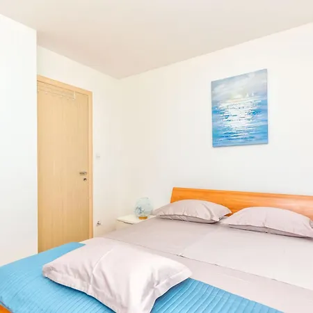 Tino Apartment Split