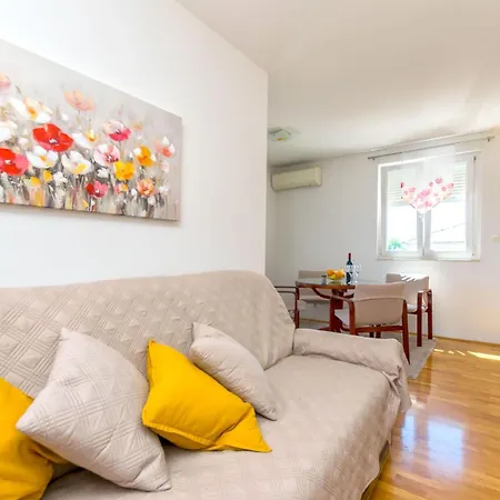 Tino Apartment Split