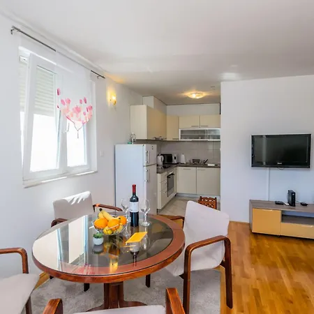Tino Apartment Split